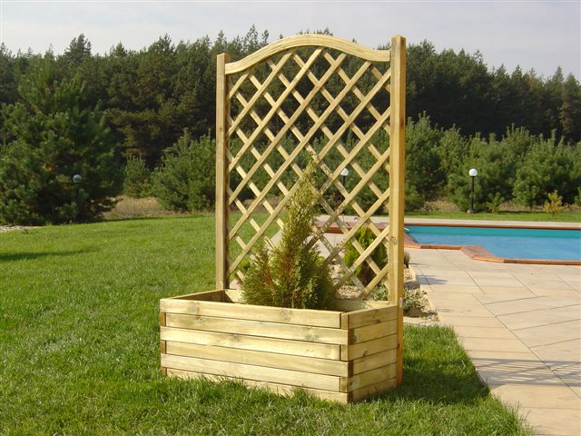 Rankblumenkasten Ein Rankblumenkasten steht im Garten auf einer Wiese vor einem Pool