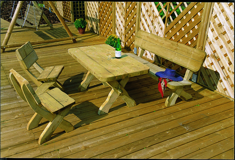 Garnitur Schwarzwald Eine Holzgarnitur bestehend aus einer Bank und 2 Stühlen und einem Tisch