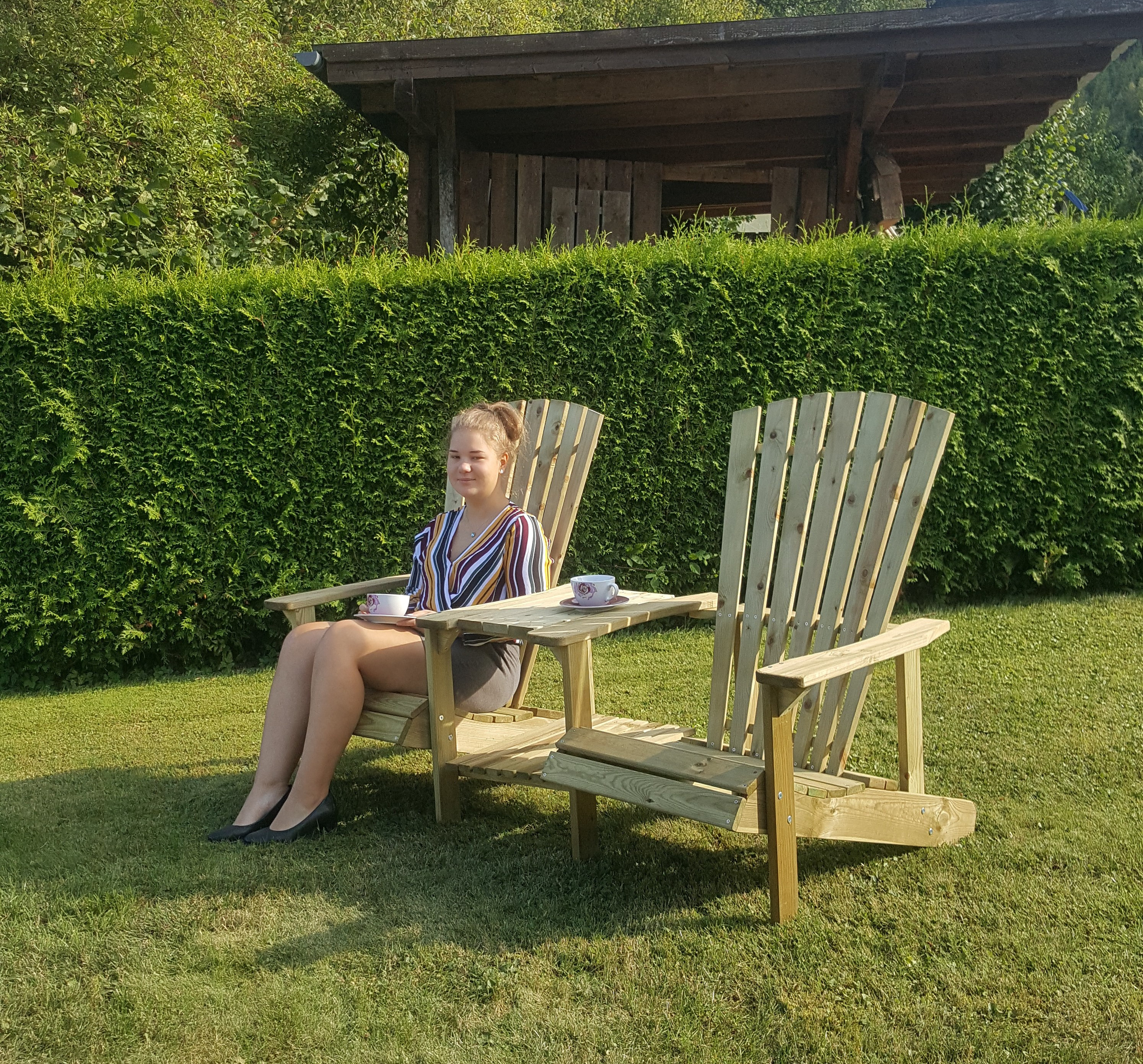 Stuhl-und Tisch-Kombination Eine Frau sitzt auf einer Tisch-Stuhl Kombination