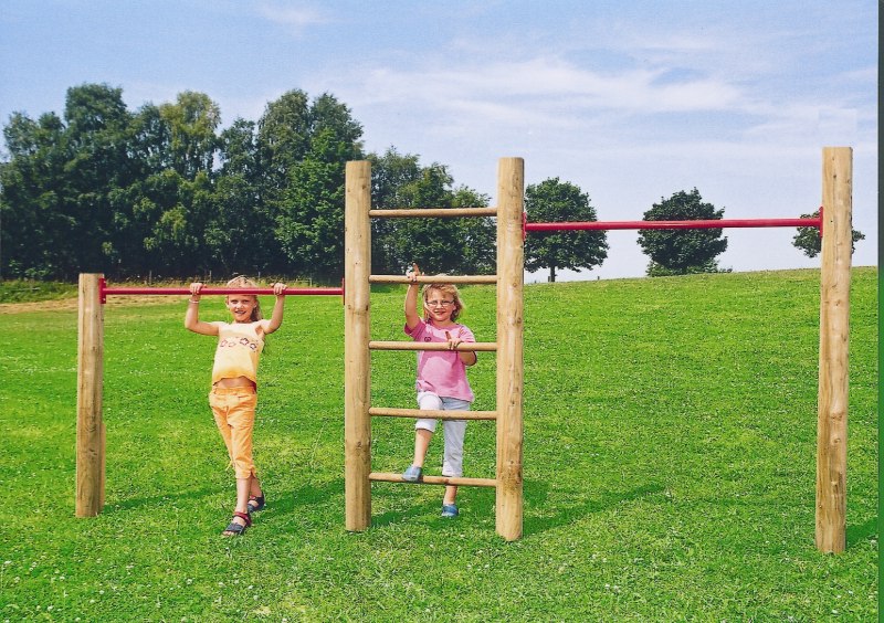 Kletterreck Zwei Kinder an einer Kletterstange