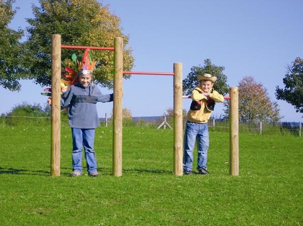 Zwei Kinder auf einem Spielgerät
